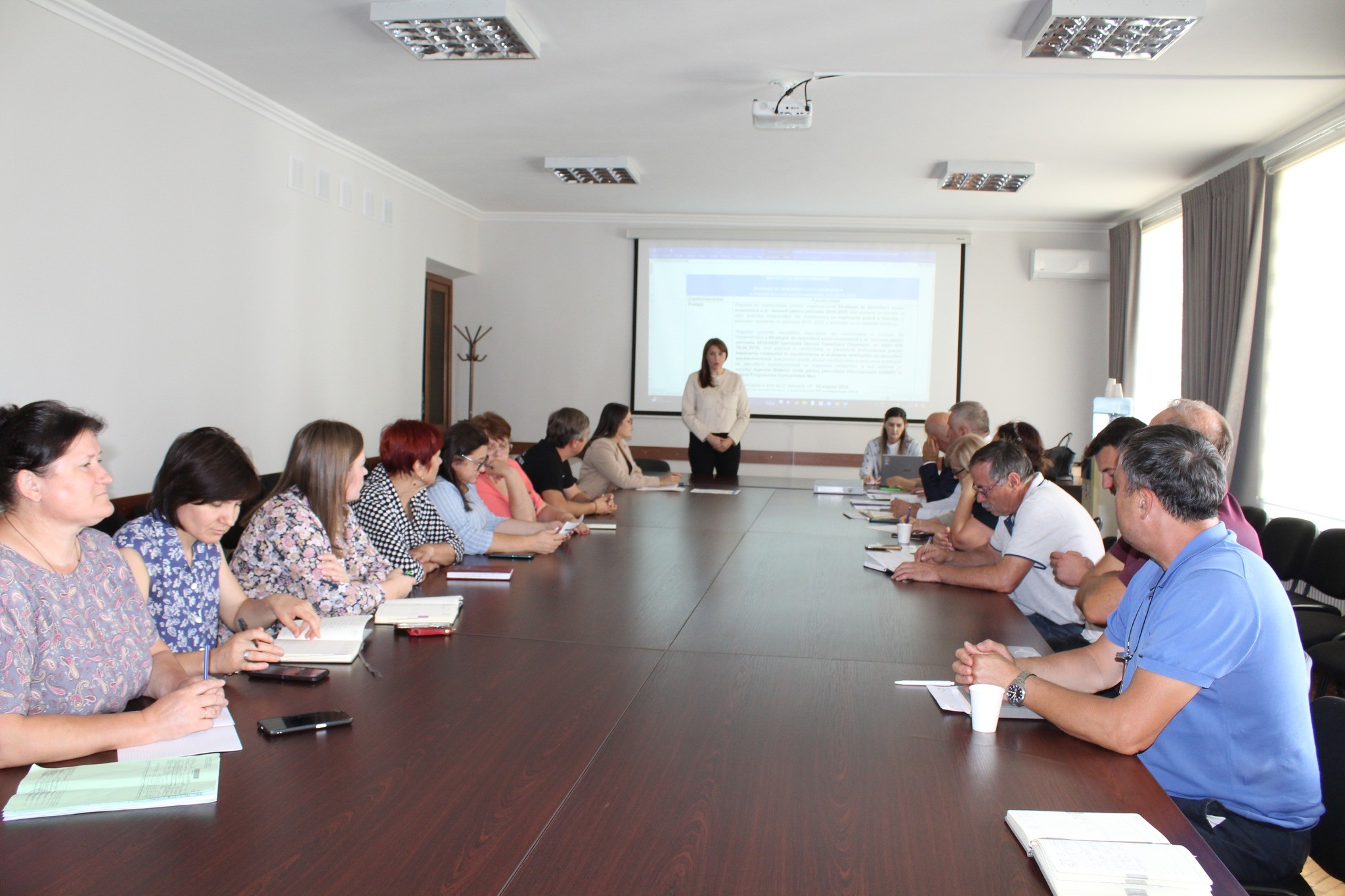 Prezentarea raportului de monitorizare a Strategiei de dezvoltare comunitară cu implicarea activă a tinerilor, la Primăria orașului Ialoveni.