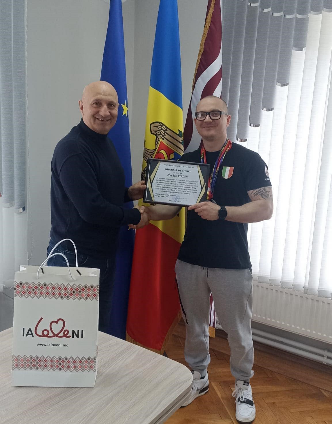 Primarul orașului Ialoveni, dl Sergiu Armașu, a avut deosebita plăcere de a-l felicita pe ialoveneanul Ivan Vîrlan