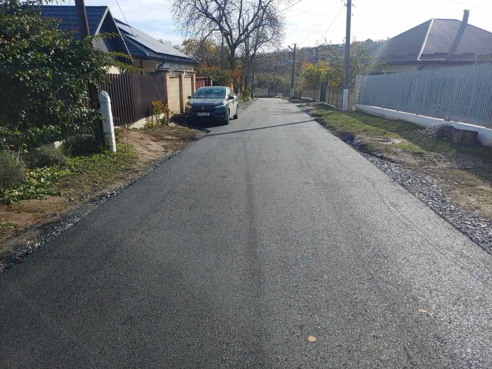 Continuă lucrările de asfaltare pe strada Decebal din orașul Ialoveni