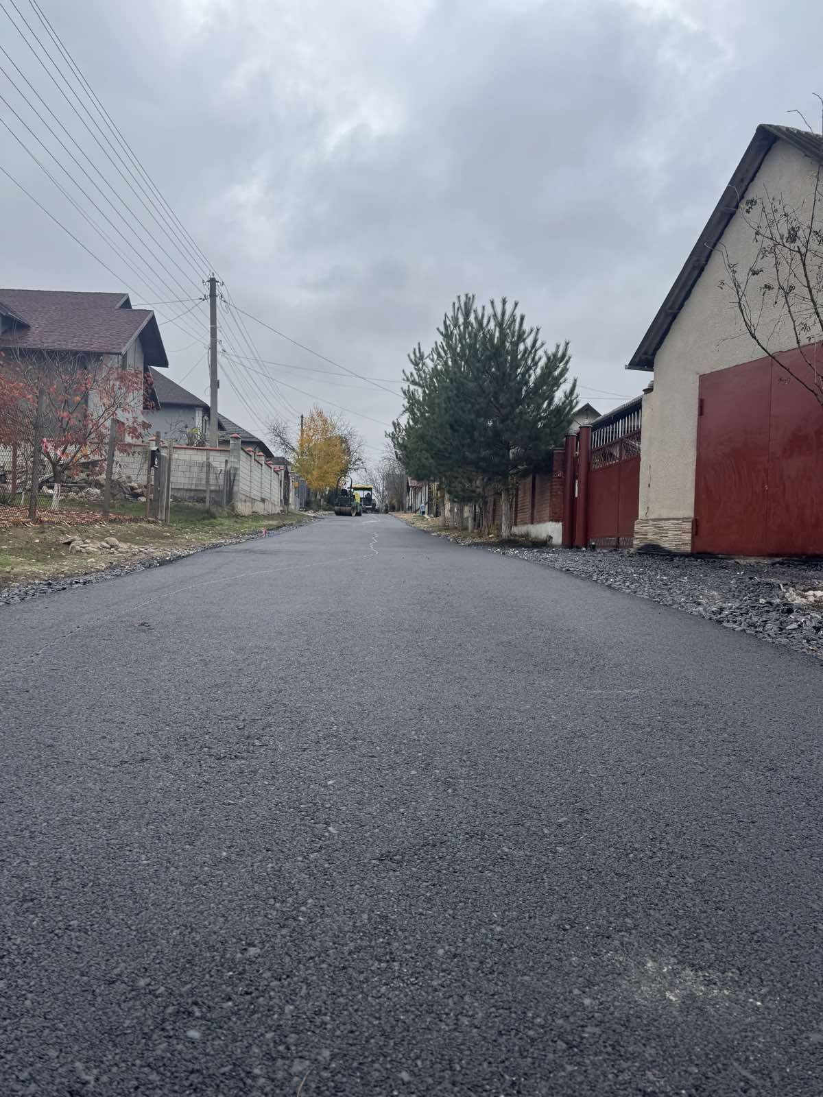 Continuă lucrările de asfaltare pe strada Stamati din orașul Ialoveni