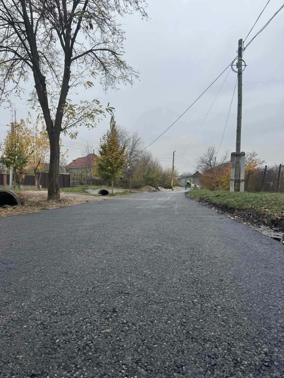 Continuă lucrările de infrastructură rutieră prin asfaltare străzii V. Crăsescu