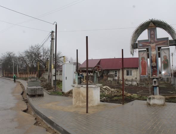 În orașul Ialoveni continuă lucrările de construcția a trotuarelor.