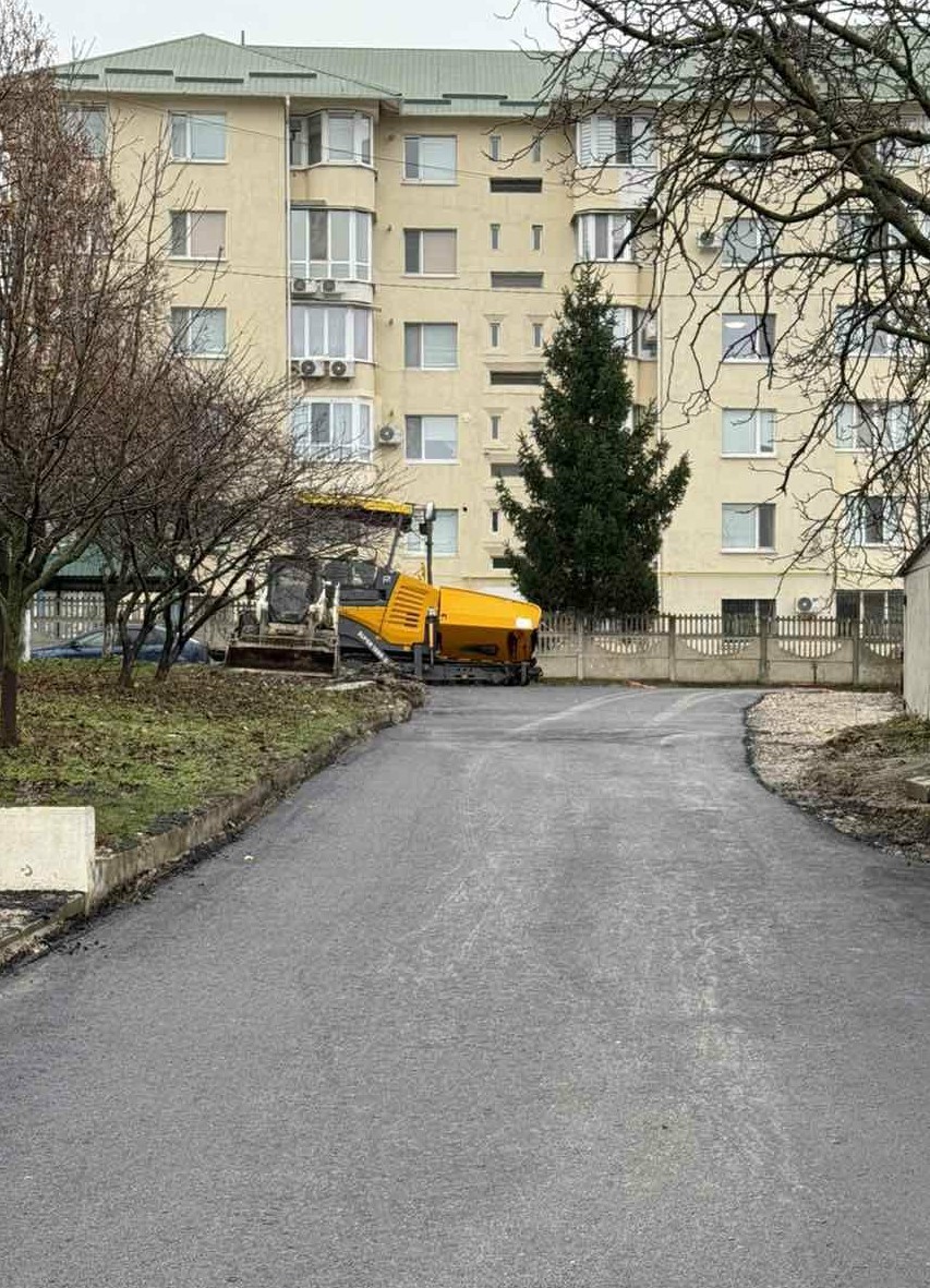 Primăria orașului Ialoveni continuă lucrările de reparație a drumului  pe str-la Grădinilor