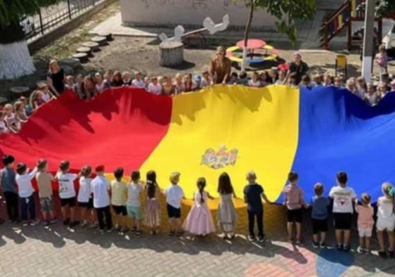 27 aprilie - Ziua Drapelului Republicii Moldova, simbolul oficial major al suveranităţii şi independenţei Republicii Moldova.