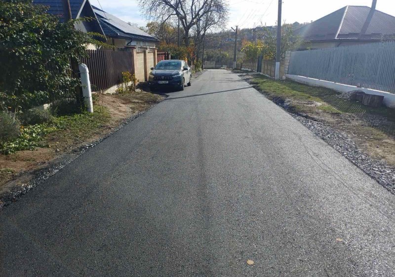 Continuă lucrările de asfaltare pe strada Decebal din orașul Ialoveni