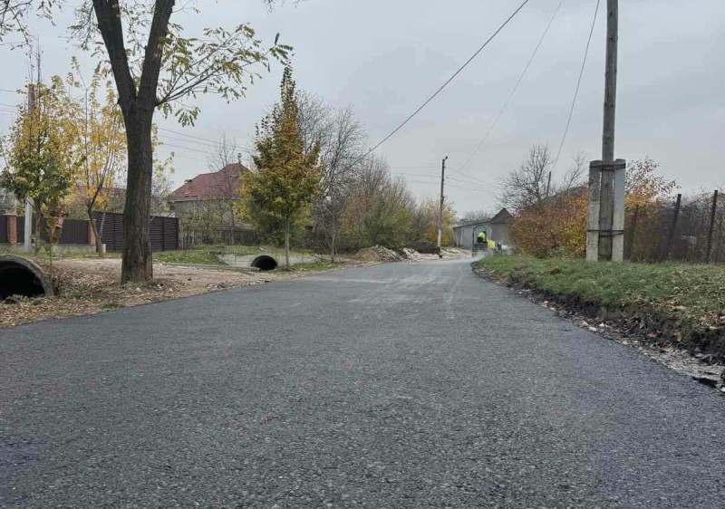 Continuă lucrările de infrastructură rutieră prin asfaltare străzii V. Crăsescu