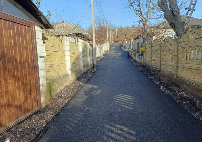 Primăria orașului Ialoveni continuă lucrările de reparație a stradelelor II și III Frunză