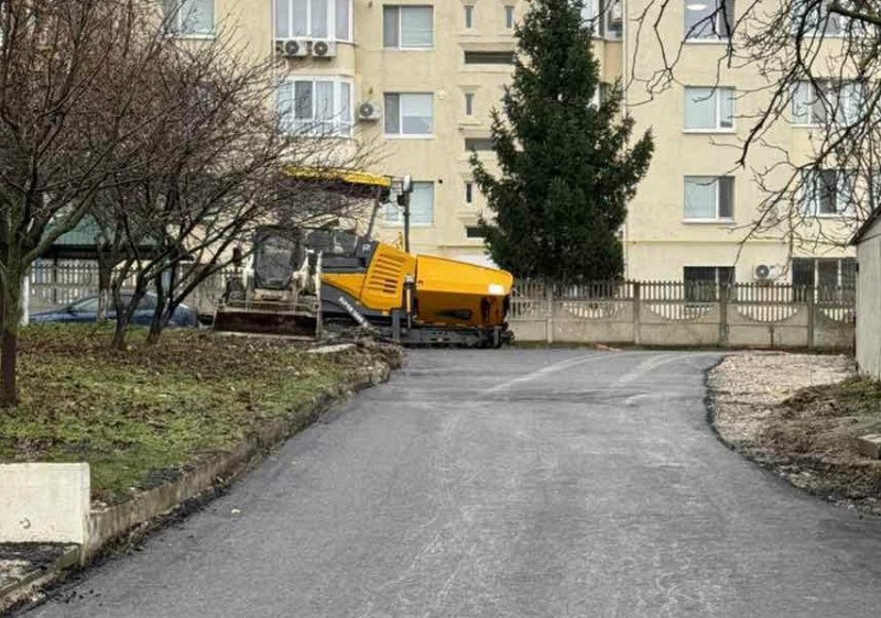 Primăria orașului Ialoveni continuă lucrările de reparație a drumului  pe str-la Grădinilor