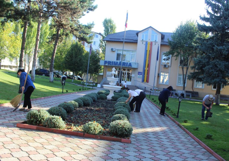În conformitate cu dispoziția primarului Sergiu ARMAȘU, ziua de vineri este declarată zi sanitară și colectivul primăriei Ialoveni a adus în ordine terenul adiacent instituției